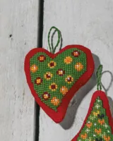 Broderikit Kugler i hjerte 7x8 cm